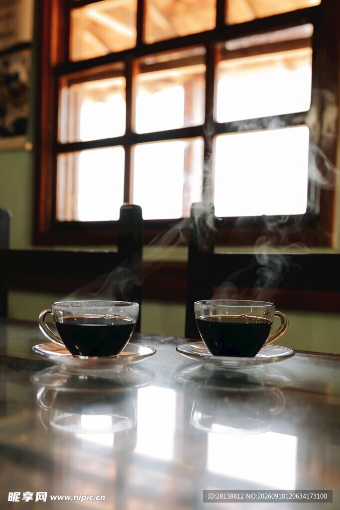 窗边两杯热气腾腾的咖啡