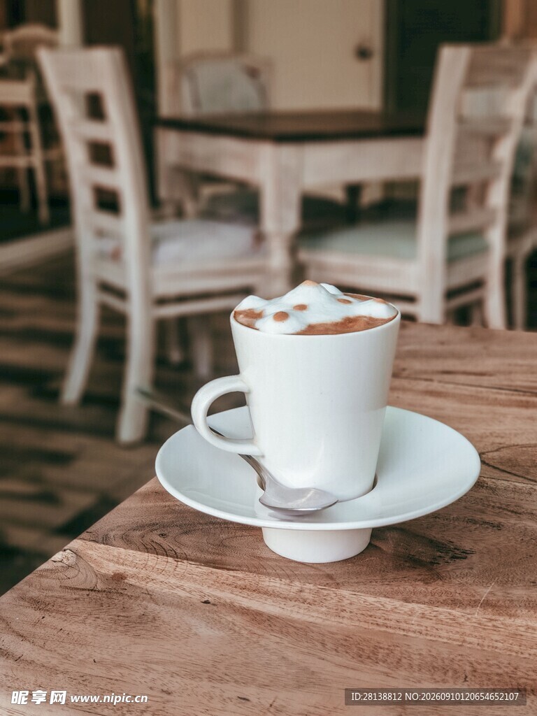 木桌上的精致咖啡杯