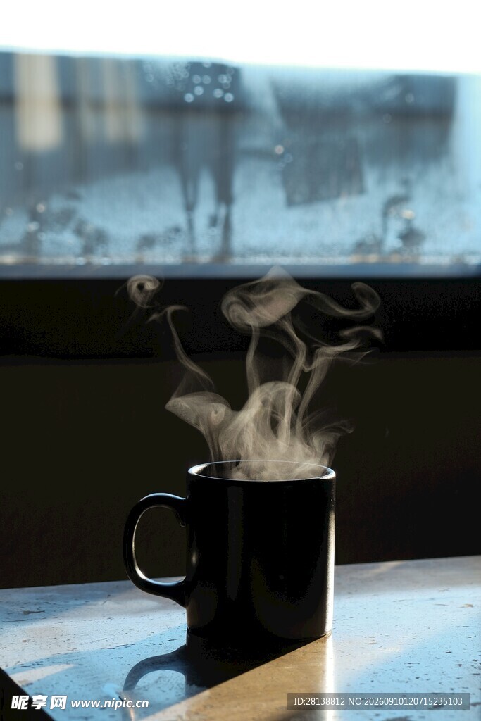 窗边热气腾腾的黑色咖啡杯