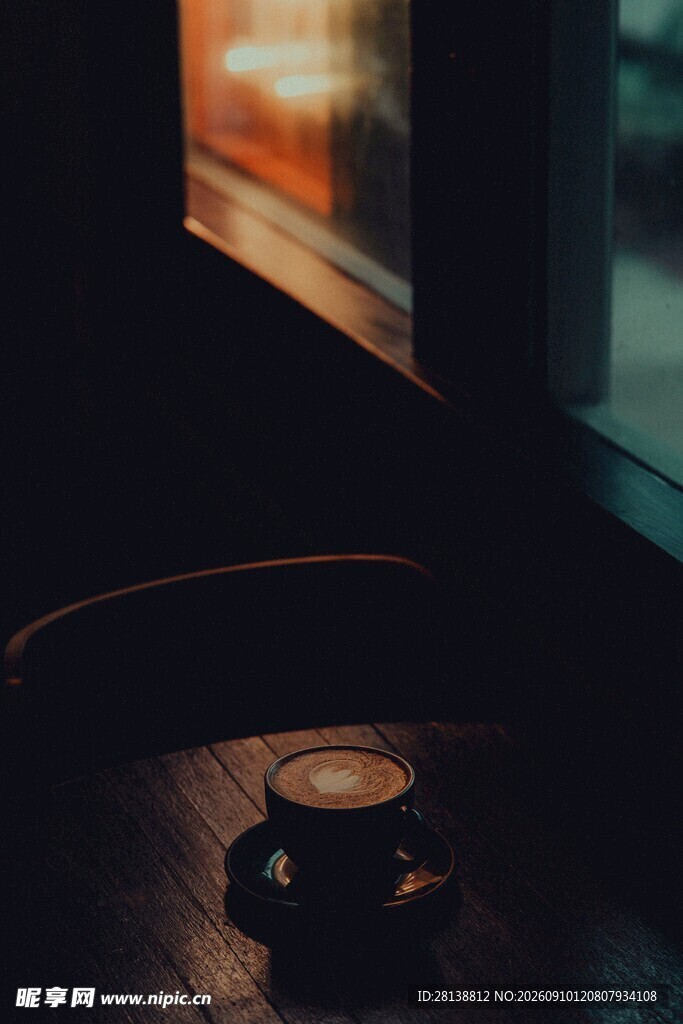 窗边咖啡杯的静谧时光