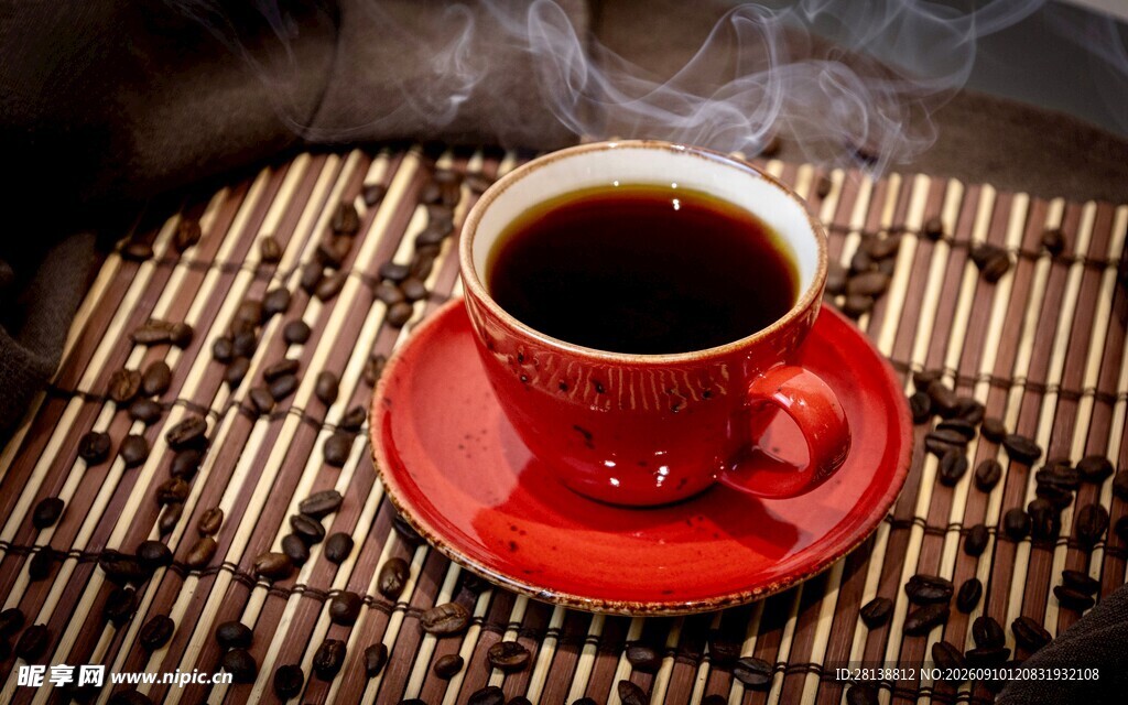 红色咖啡杯中的热咖啡