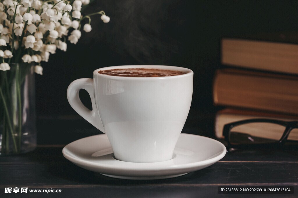 白色咖啡杯与清新花束