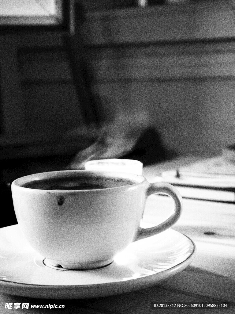 热气腾腾的咖啡杯