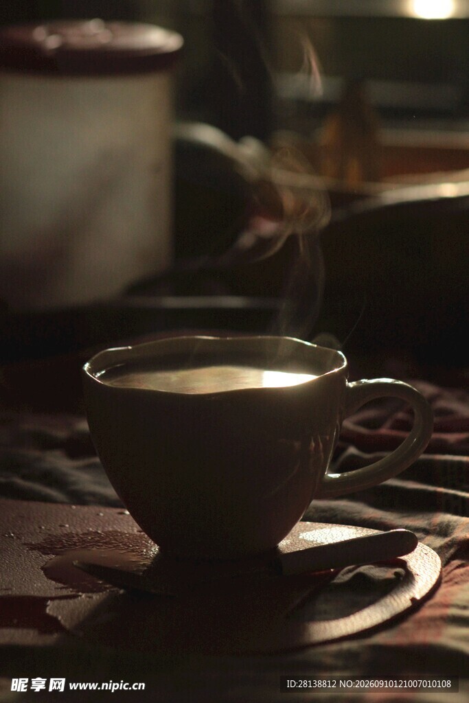 热气腾腾的咖啡杯