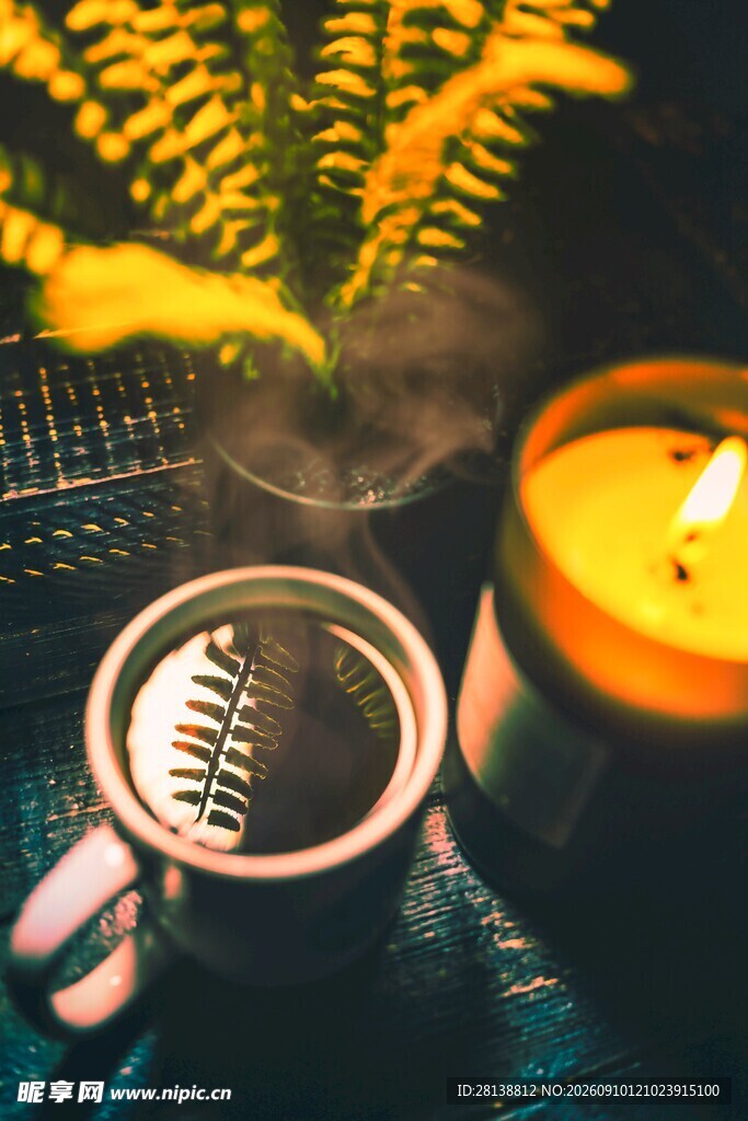 温馨烛光与咖啡杯的惬意时刻