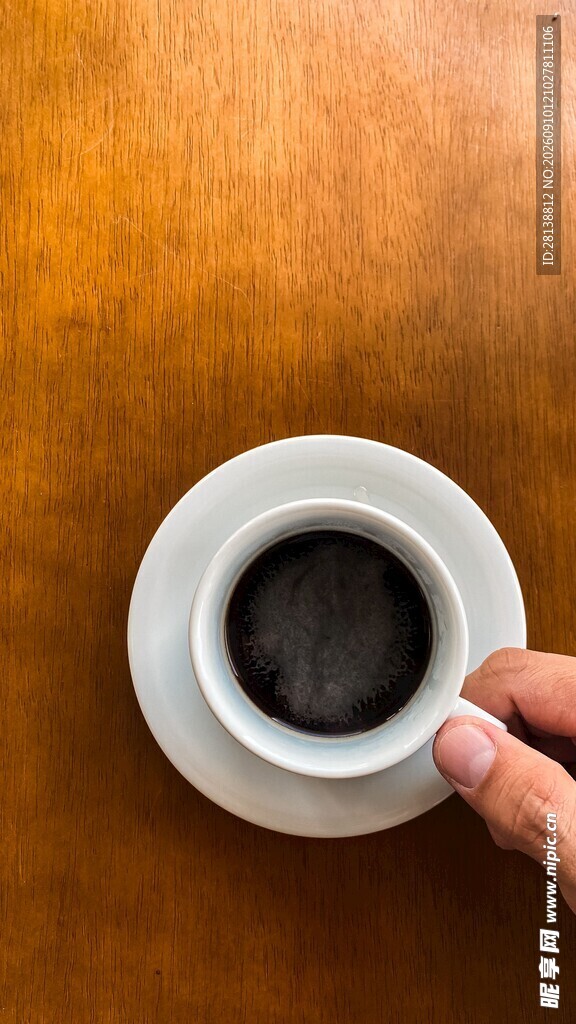 手捧咖啡杯特写