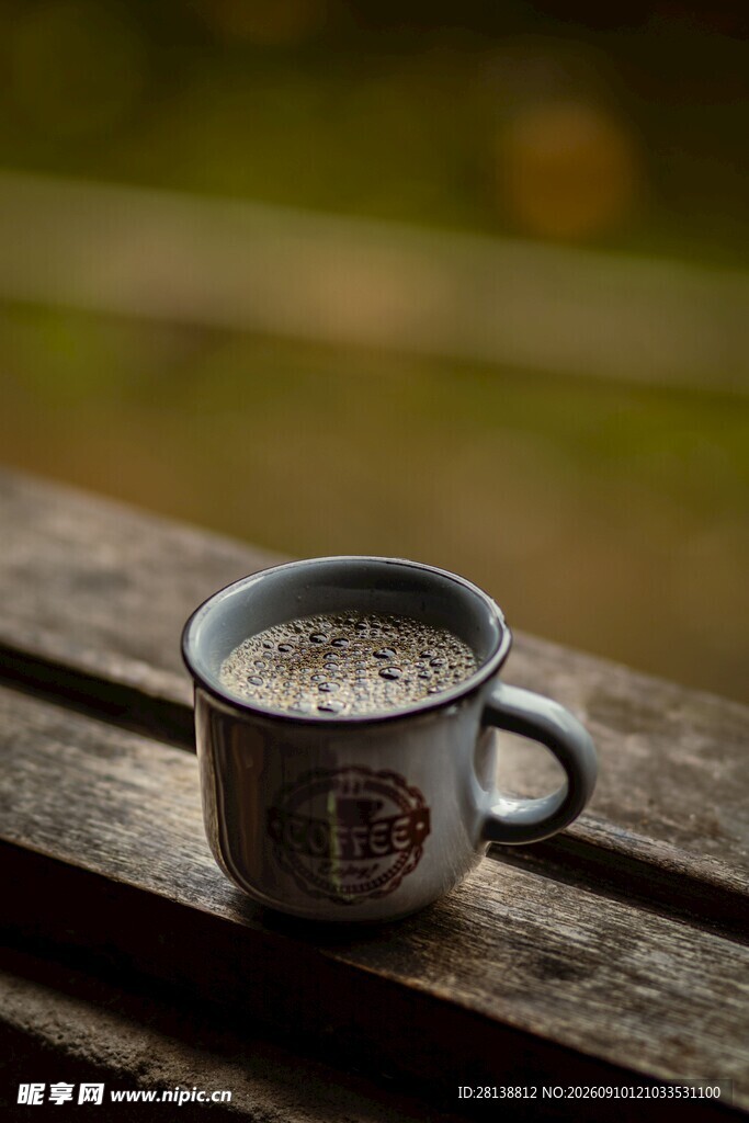 木桌上的咖啡杯