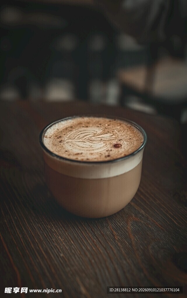 木桌上的一杯拉花咖啡