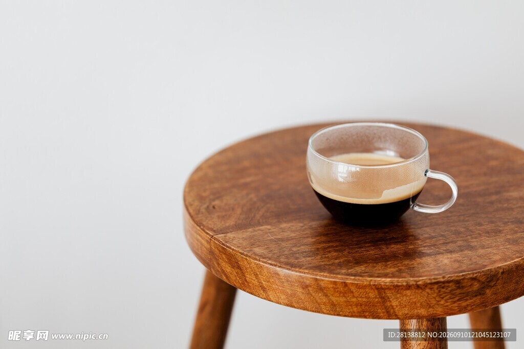木凳上的透明咖啡杯