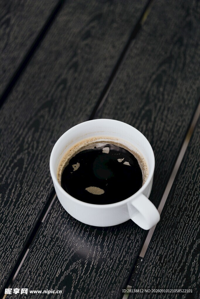 木桌上的一杯黑咖啡