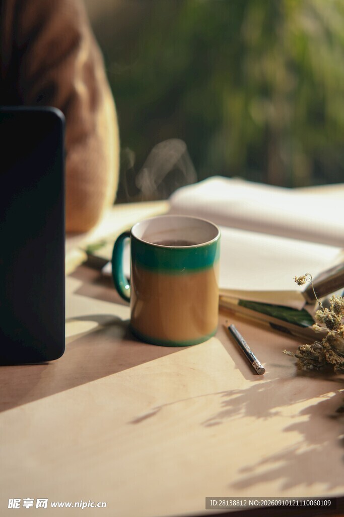 桌上的咖啡杯与书籍