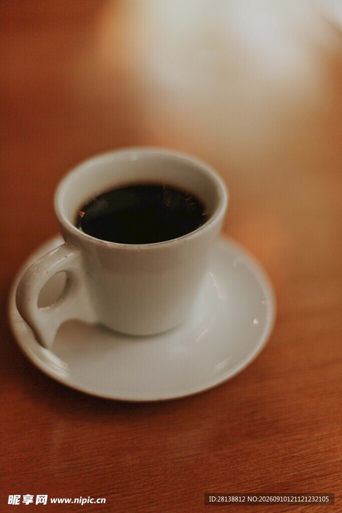 白色杯碟中的黑咖啡