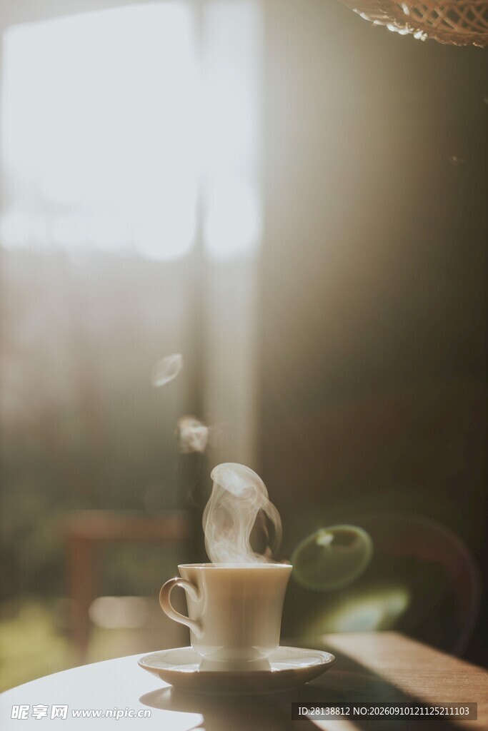 晨光下的咖啡杯