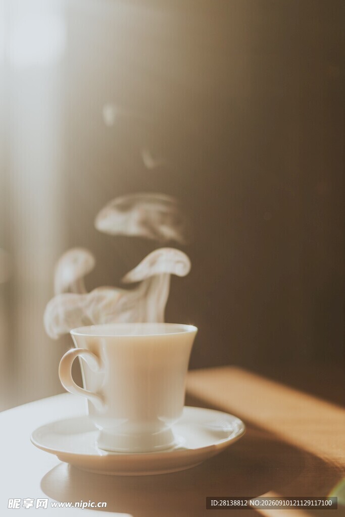 热气腾腾的白色咖啡杯