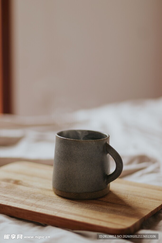 木质托盘上的简约咖啡杯