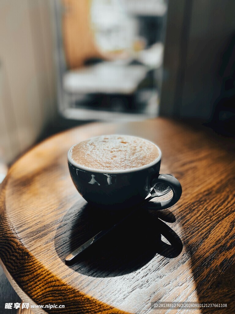 木桌上的精致咖啡杯
