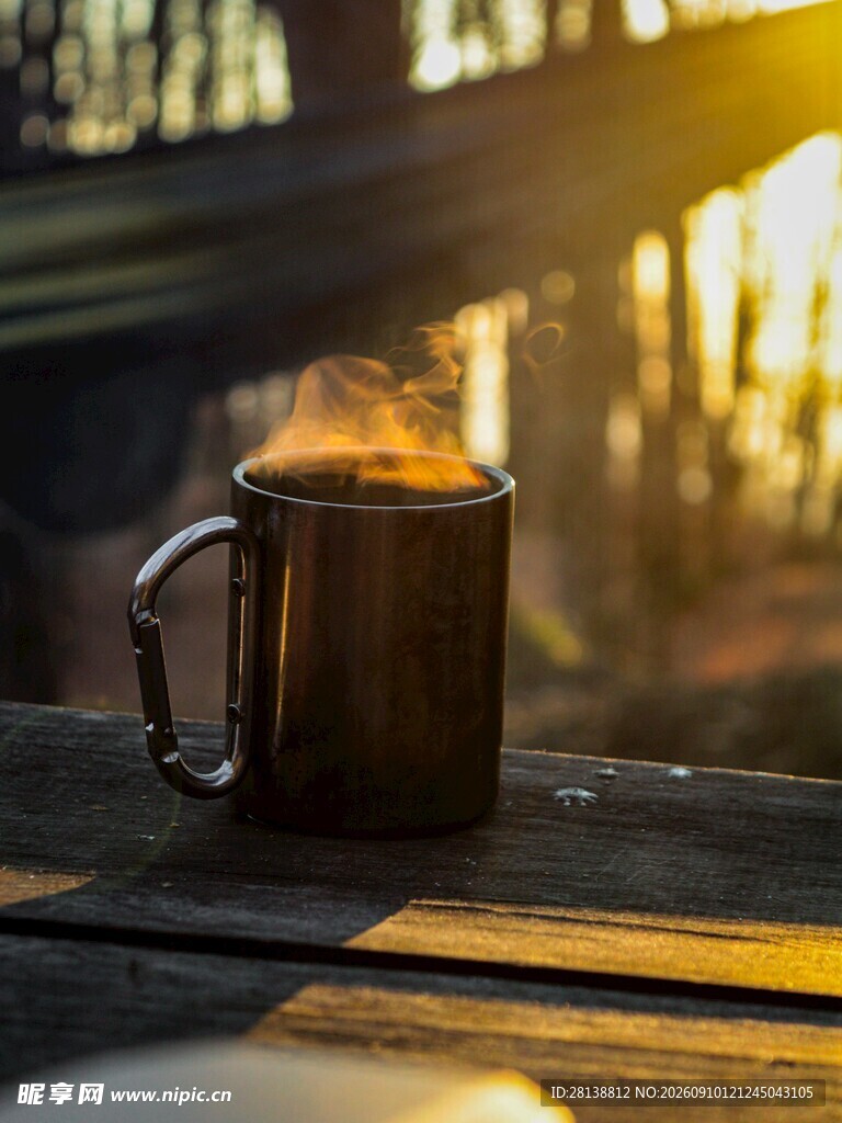 晨光中热气腾腾的木质咖啡杯