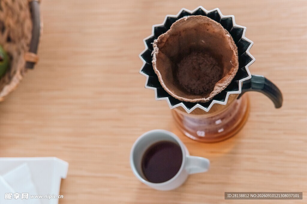 手冲咖啡器具与一杯咖啡