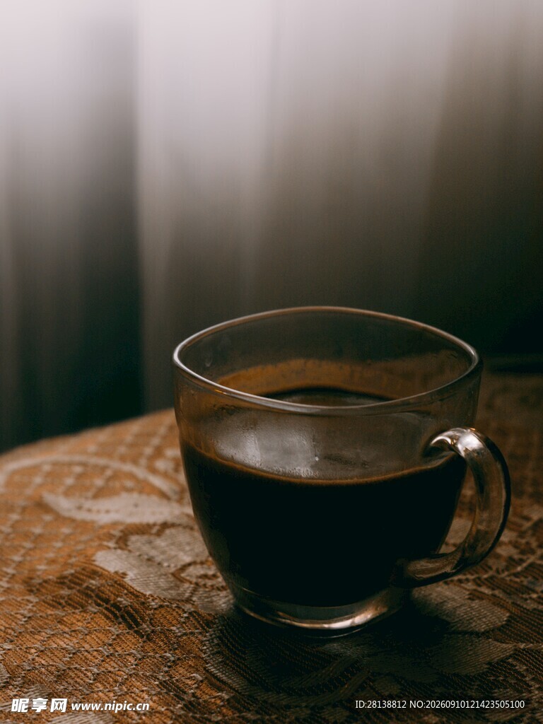 木桌上的一杯黑咖啡