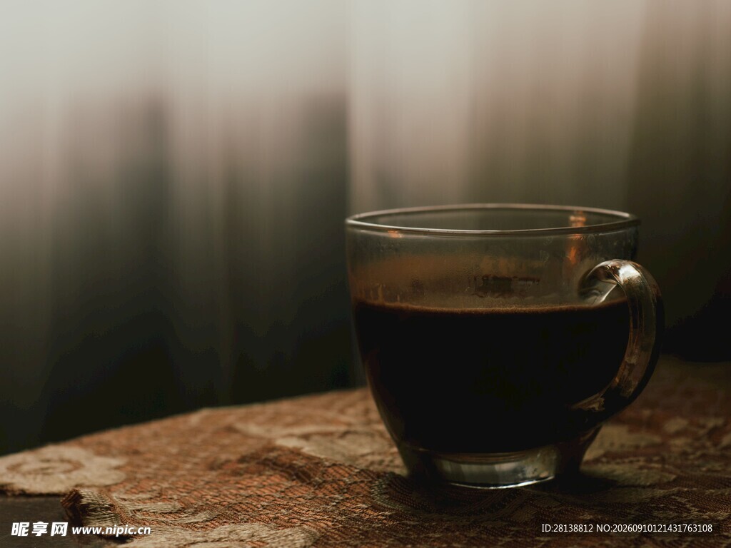 木桌上的一杯醇香咖啡