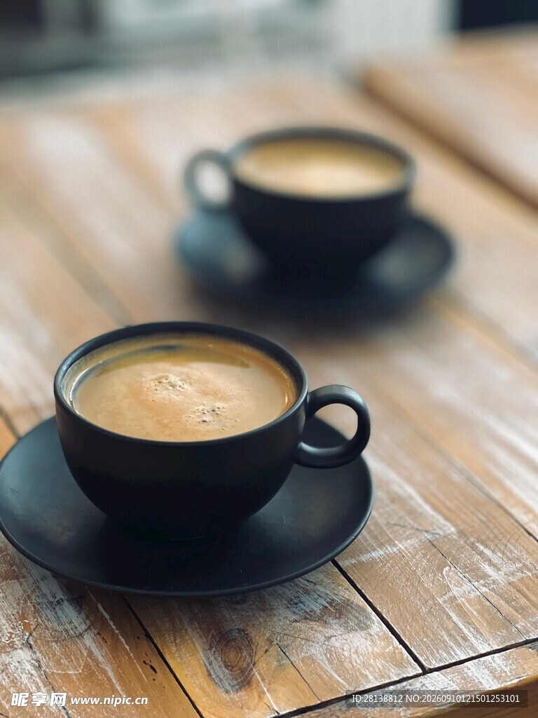 两杯醇香咖啡置于木桌
