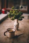 桌上花瓶绿植与咖啡杯