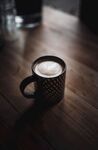 木质桌上的精美咖啡杯