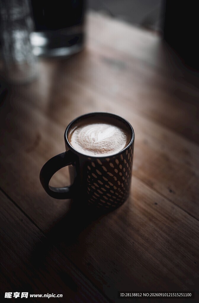 木质桌上的精美咖啡杯