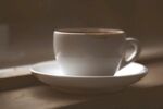 窗边白瓷咖啡杯