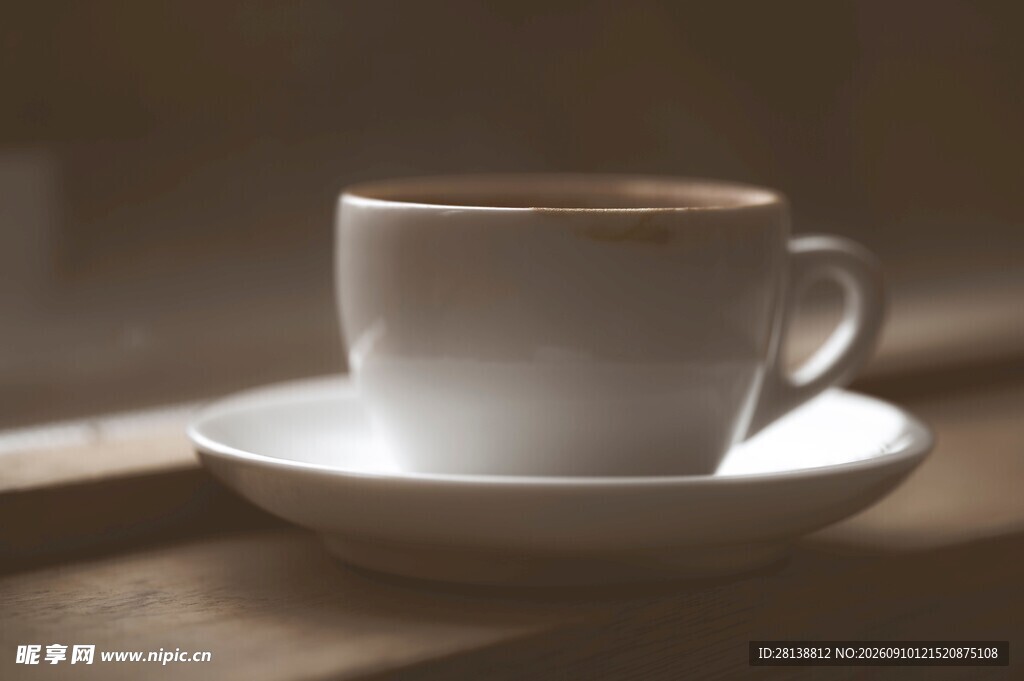 窗边白瓷咖啡杯