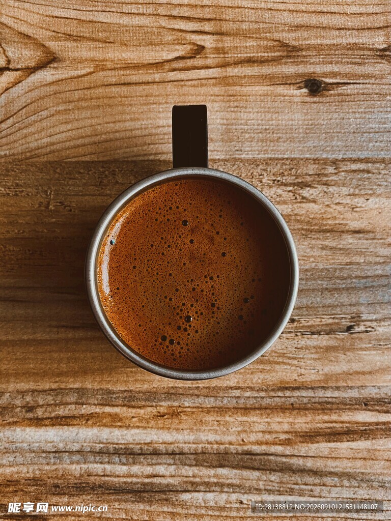 木质桌面上的一杯咖啡