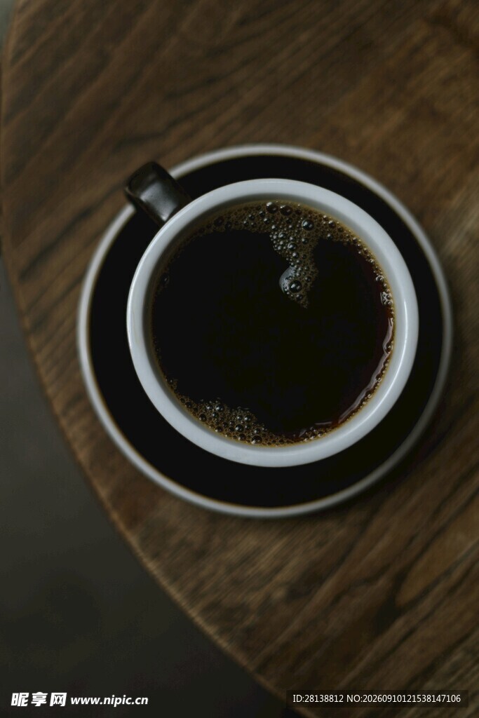 木桌上的一杯黑咖啡