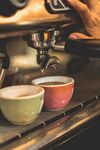 手冲咖啡倒入多彩咖啡杯