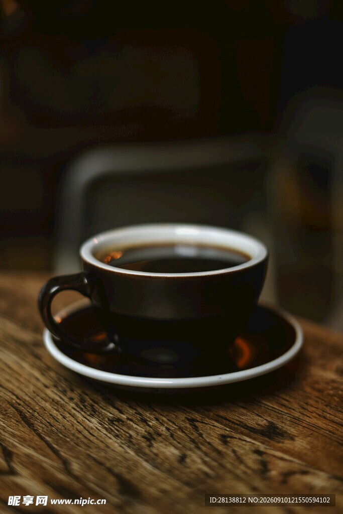 木桌上的一杯香醇咖啡