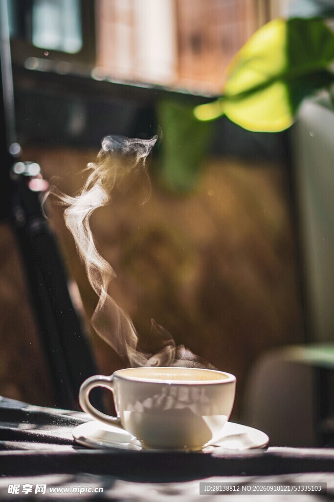 热气腾腾的咖啡杯