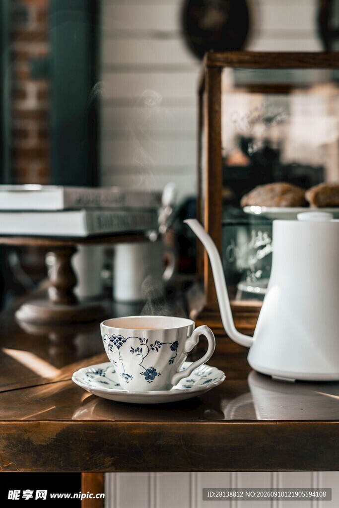 复古茶具摆放在木质桌面上