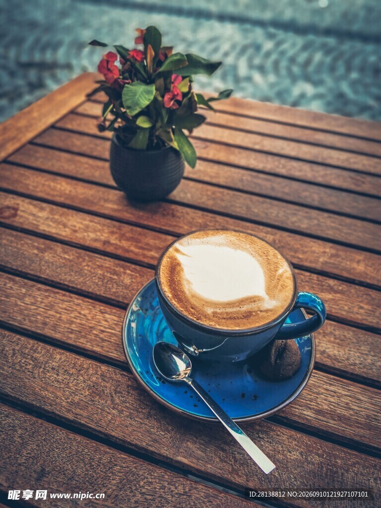 户外木桌上的精致咖啡杯