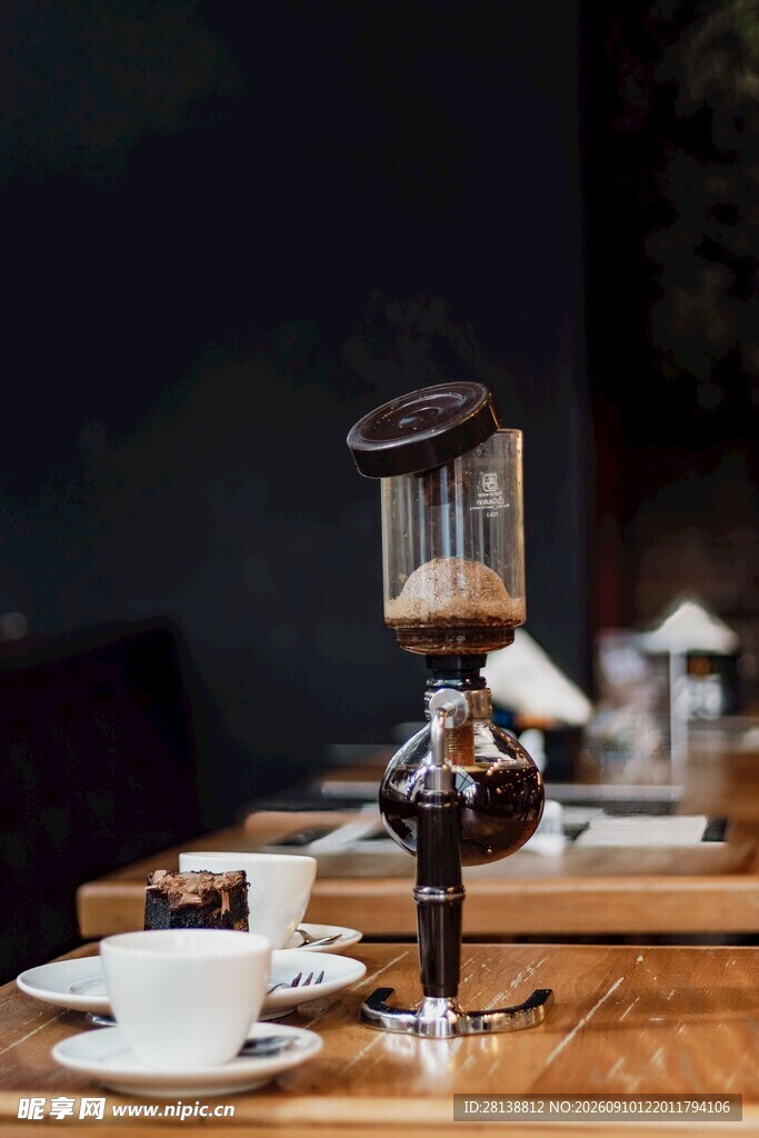 精致咖啡器具与杯具组合
