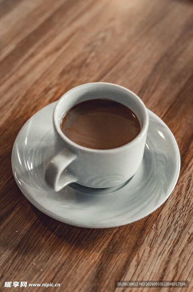 木桌上的一杯热咖啡