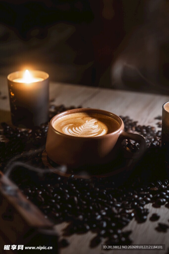 烛光下的咖啡豆与咖啡杯