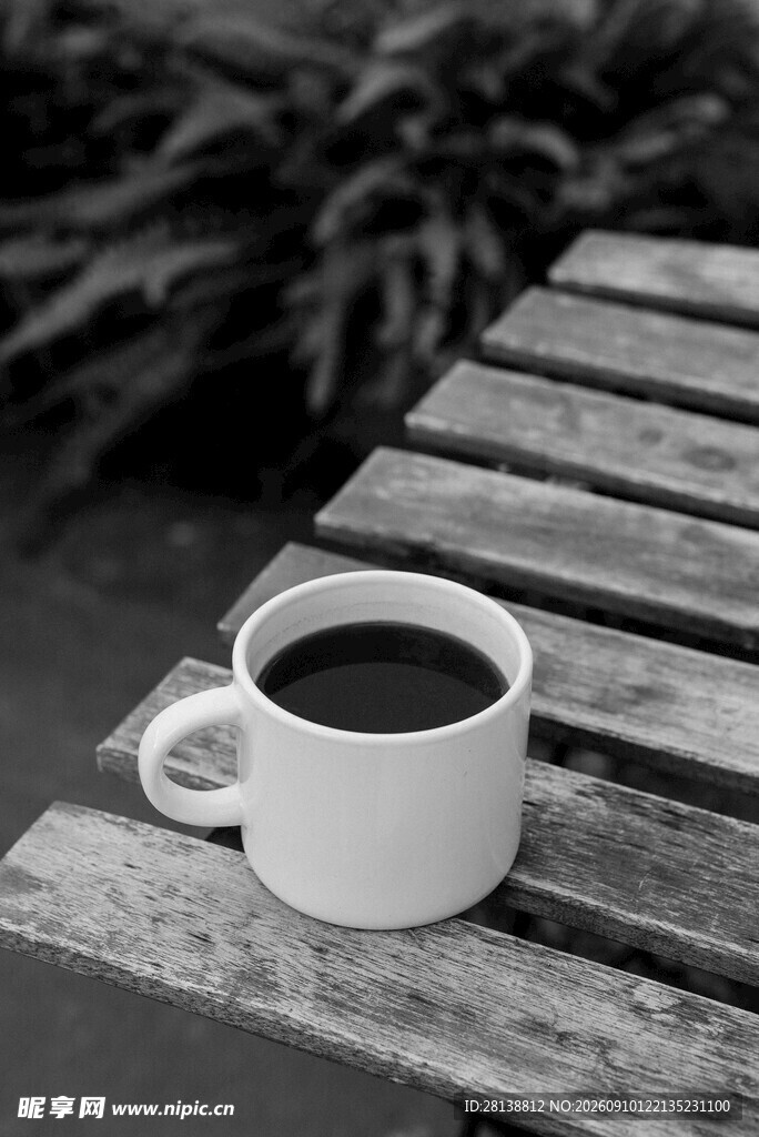 木桌上的白色咖啡杯