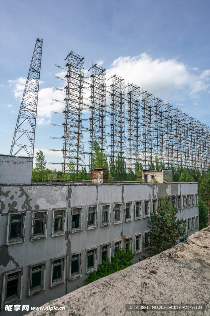 废弃建筑旁的金属结构设施