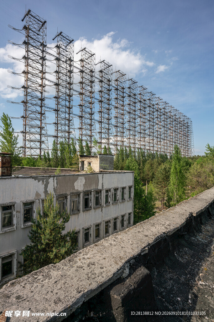 废弃建筑旁的大型金属结构