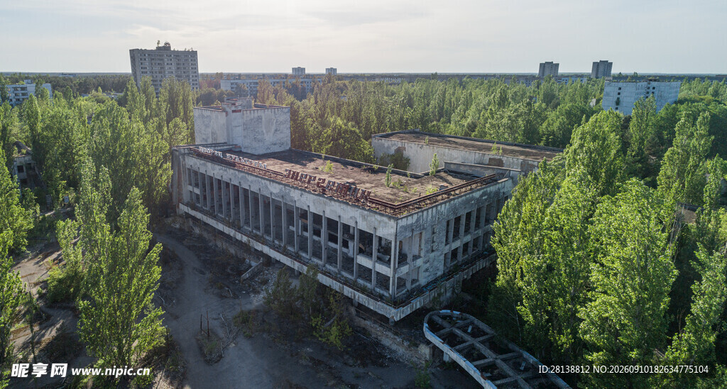 废弃建筑隐于葱郁树林中