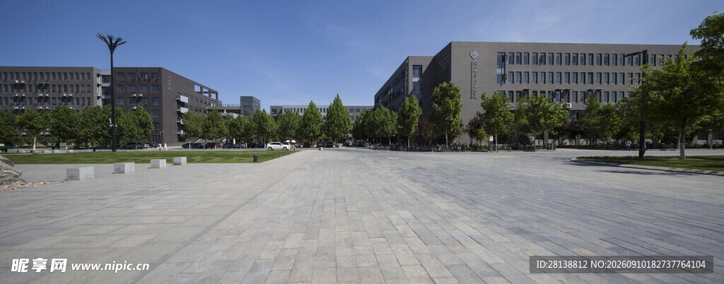 宽阔校园广场与建筑景观