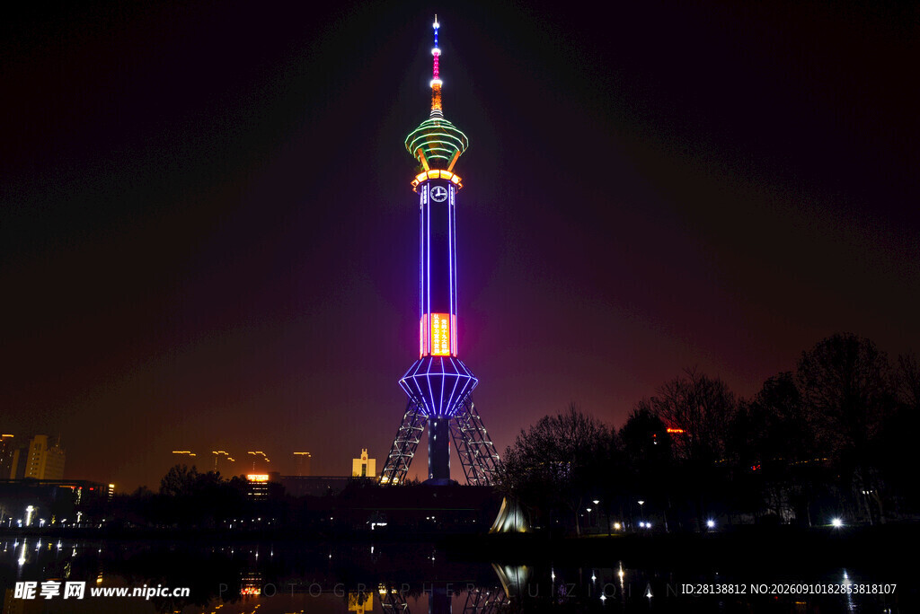 夜幕下璀璨的广播电视塔