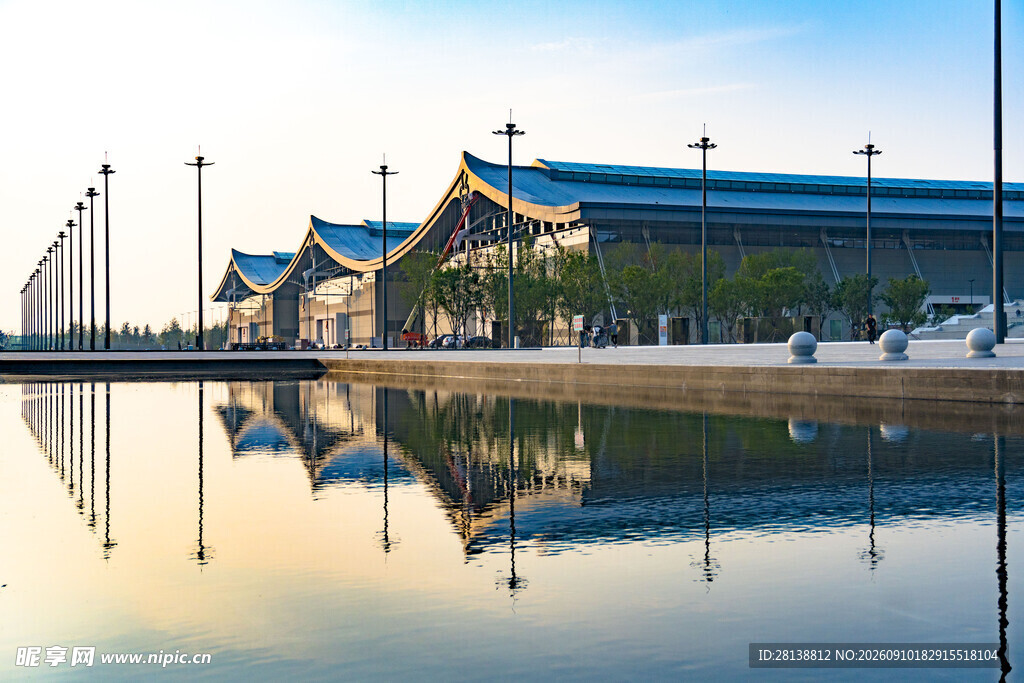 水边中式建筑倒影美景