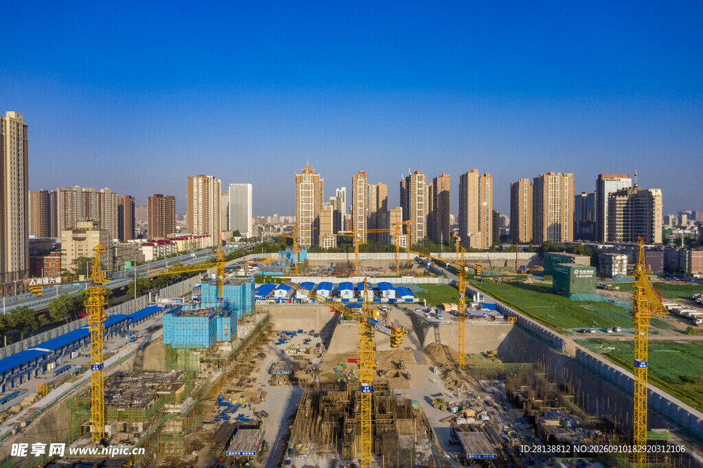 城市在建景观与周边高楼