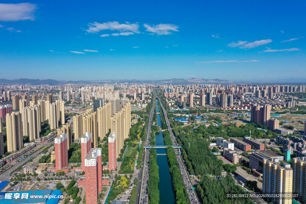 城市天际线与绿化带景观