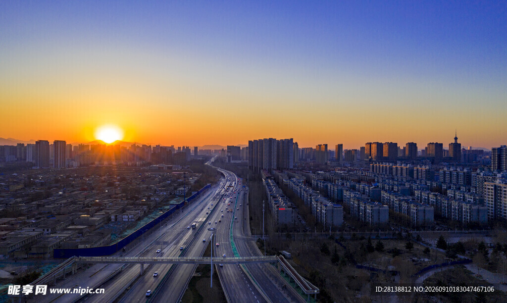 城市日出下的宽阔公路